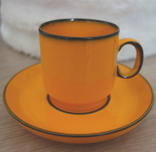 Eine kaffeetasse mit - eine,